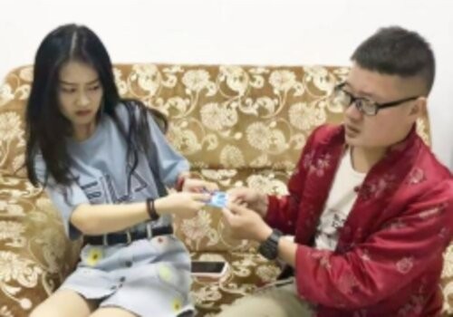 离婚后女方户口一直不迁走怎么办